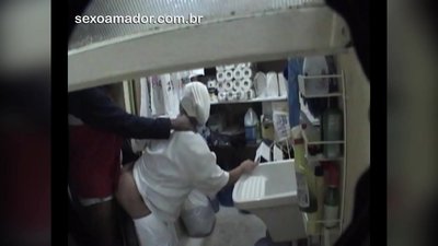 डिलिव्हरी दरम्यान मोटोबॉय रेस्टॉरंटमध्ये सफाई करणार्‍या महिलेसोबत सेक्स करतो
