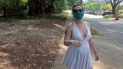 सार्वजनिक नग्नता: रशियातील एक मुलगी रिओ दि जानेरोच्या रस्त्यावर तिचे कपडे काढण्याचा प्रयत्न करते. तिला जवळपास अटक झाली.