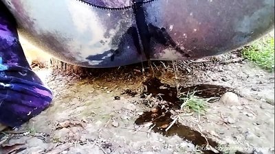 रस्त्यावर लघवी करणे! या, LilKiwwiMonster ला तिची पँटी भिजवून धुळीत लघवी करताना पहा!